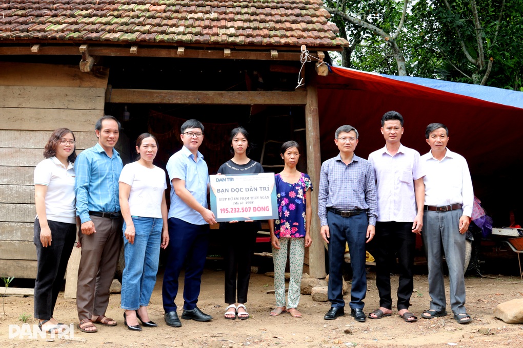Nữ sinh không bố, mẹ khuyết tật, được tặng nhà và hơn 200 triệu đồng - 1 Nữ sinh không bố, mẹ khuyết tật, được tặng nhà và hơn 200 triệu đồng - 1