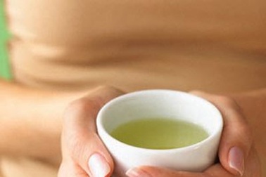 Có nên uống trà xanh lúc bầu bí?
