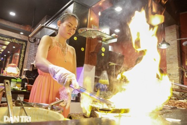 Cô gái chuyển nghề bảo mẫu đi bán bánh mì chảo