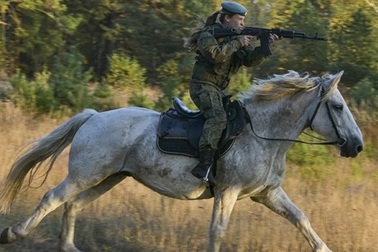 Vẻ đẹp mạnh mẽ trên lưng ngựa của các "bóng hồng" quân đội Nga
