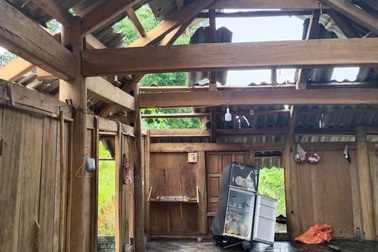 Một nhà dân bị sét đánh tan hoang trong đêm mưa