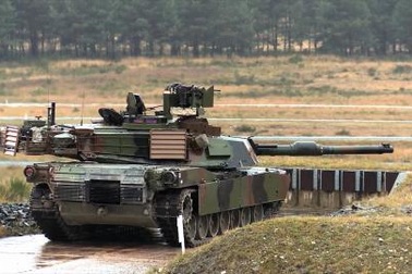 Siêu tăng Mỹ nạp đạn bằng tay