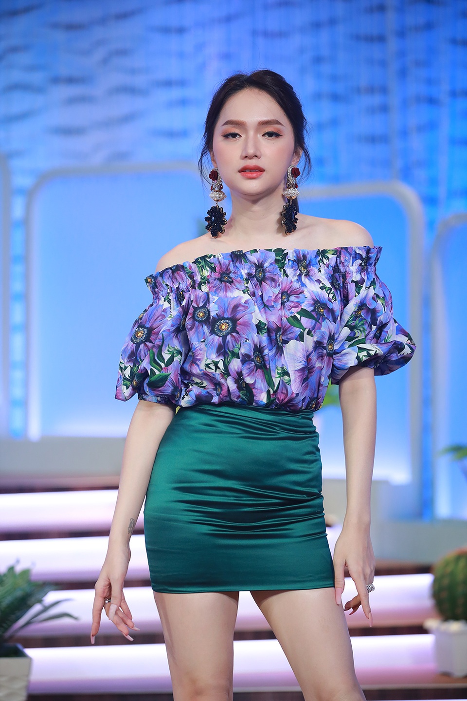 Hương Giang nghẹn ngào khi Mỹ Tâm, Nguyễn Quang Dũng “chất vấn” giới tính - 5 Hương Giang nghẹn ngào khi Mỹ Tâm, Nguyễn Quang Dũng “chất vấn” giới tính - 5