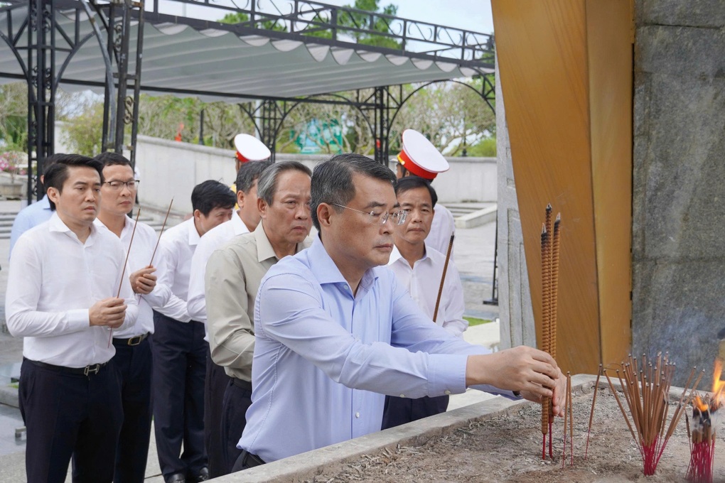 Trưởng Ban Tổ chức Trung ương dâng hương tri ân các liệt sỹ tại Quảng Trị - 1 Trưởng Ban Tổ chức Trung ương dâng hương tri ân các liệt sỹ tại Quảng Trị - 1