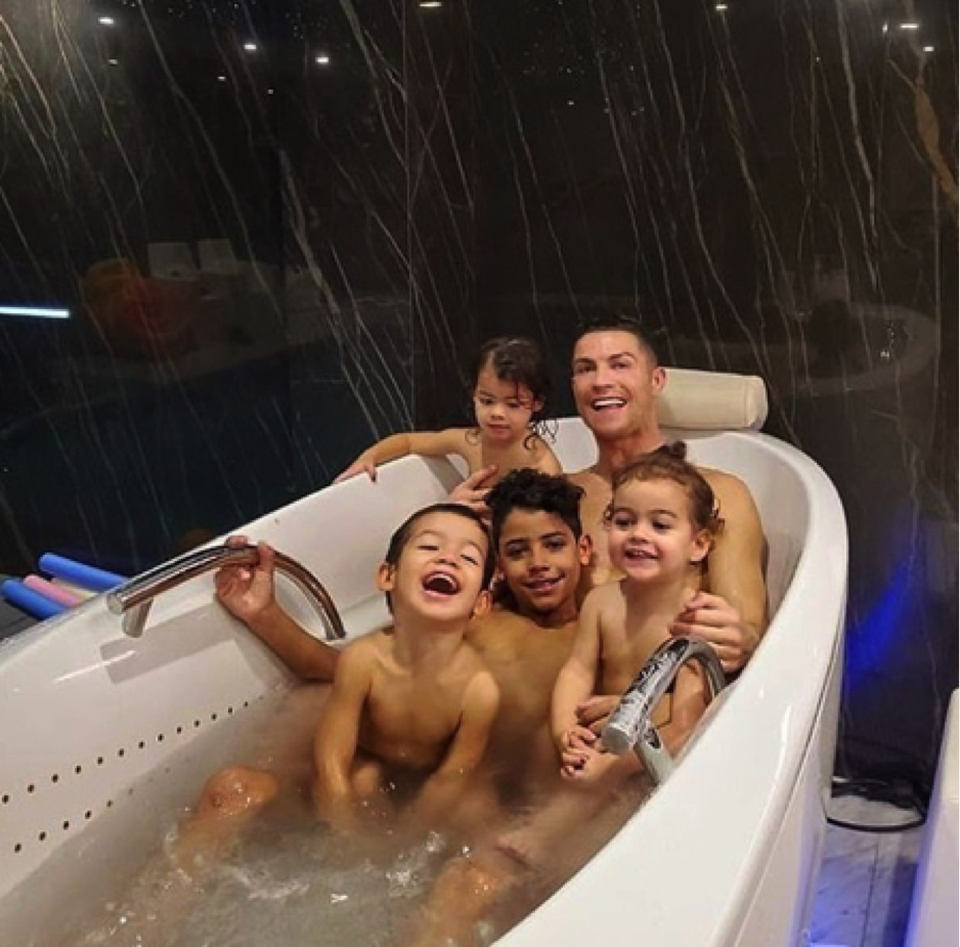 C.Ronaldo gây sốt với hình ảnh người bố mẫu mực - 1 C.Ronaldo gây sốt với hình ảnh người bố mẫu mực - 1