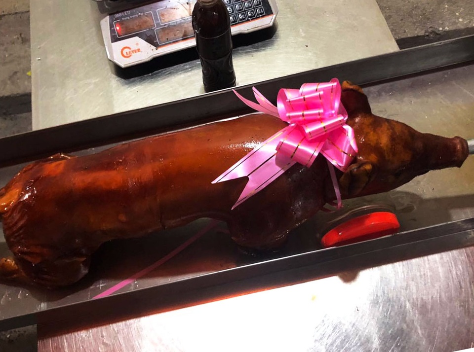 Hốt bạc ngày vía Thần tài: Chủ quán dậy từ 2 giờ, quay heo thâu đêm - 1 Hốt bạc ngày vía Thần tài: Chủ quán dậy từ 2 giờ, quay heo thâu đêm - 1