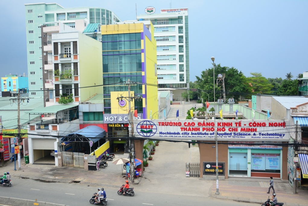Dùng trụ sở trường để thế chấp, một trường cao đẳng tại TPHCM bị rao bán nợ - 1 Dùng trụ sở trường để thế chấp, một trường cao đẳng tại TPHCM bị rao bán nợ - 1