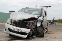 Ô tô 7 chỗ va chạm với xe tải, 4 người nhập viện