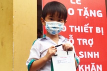 Cà Mau: Tặng 500 điện thoại hỗ trợ học sinh khó khăn học trực tuyến