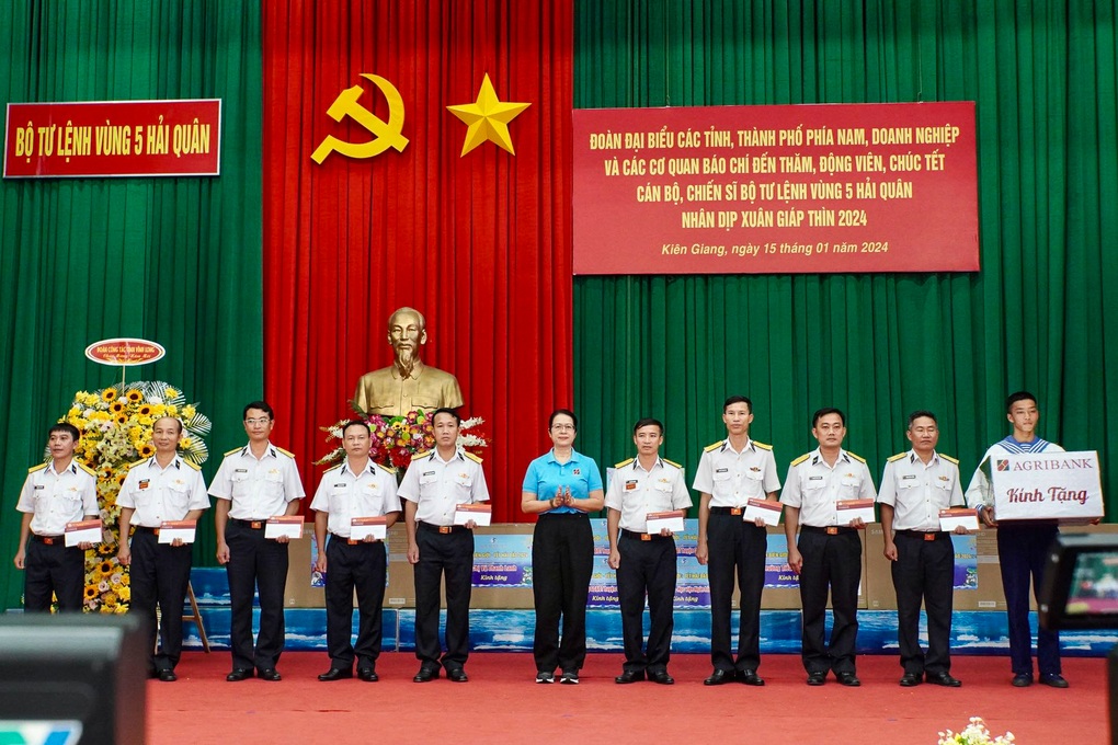 Gần 1 tỷ đồng tặng quà, chúc Tết quân dân vùng biển đảo Tây Nam - 3 Gần 1 tỷ đồng tặng quà, chúc Tết quân dân vùng biển đảo Tây Nam - 3
