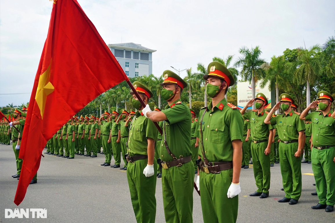 Ấn tượng màn võ thuật xuất sắc của chiến sĩ công an - 2 Ấn tượng màn võ thuật xuất sắc của chiến sĩ công an - 2