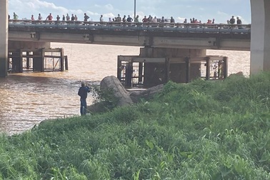 Hàng chục người tụ tập trên cầu xem vớt thi thể trôi sông