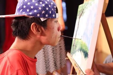 Những gam màu hy vọng của họa sĩ tật nguyền Lê Minh Châu