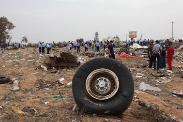 Hiện trường vụ máy bay tan xác ở Libya 
