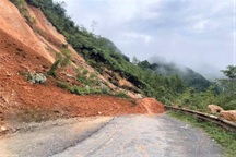 Sạt lở đất gây ách tắc giao thông tại Hòa Bình