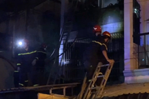 Cứu 5 người trong căn nhà 2 tầng bị cháy ở TPHCM