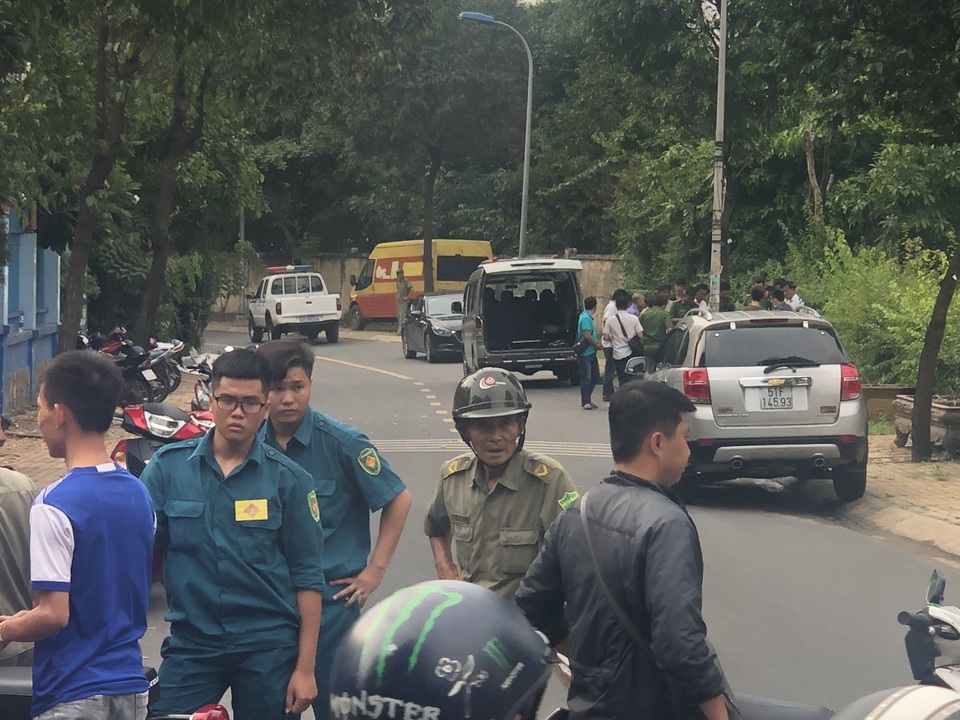 Nam thanh niên đang chạy xe thì gục ngã với con dao găm trên ngực - 4 Nam thanh niên đang chạy xe thì gục ngã với con dao găm trên ngực - 4