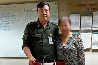 Khách bỏ quên túi hàng hiệu chứa 8.000 euro tại Nội Bài