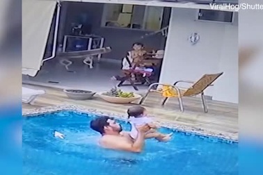 Bé 14 tháng tuổi suýt đuối nước trong bể bơi khiến cư dân mạng giận dữ