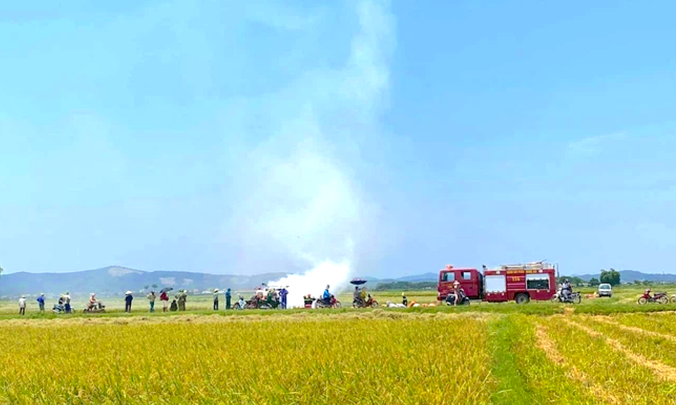 Máy gặt lúa liên hợp khi đang thu hoạch ngoài đồng thì bốc cháy dữ dội.

