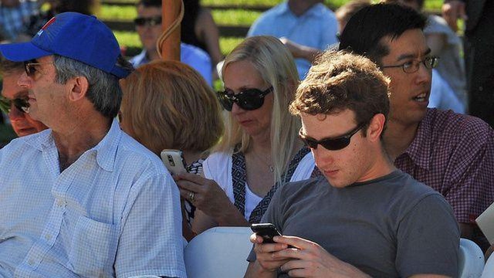 Bất ngờ trước chiếc điện thoại ruột của CEO Mark Zuckerberg - 3 Bất ngờ trước chiếc điện thoại ruột của CEO Mark Zuckerberg - 3