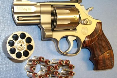 Vác súng đứng đợi cửa hàng vàng mở cửa