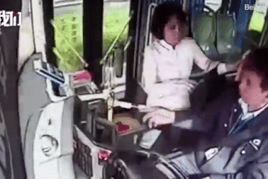 Nữ hành khách Trung Quốc tát tài xế xe bus bị lĩnh án 4 năm tù