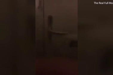 Bà mẹ tuyệt vọng kêu cứu trong khói lửa trên tháp 24 tầng đang cháy