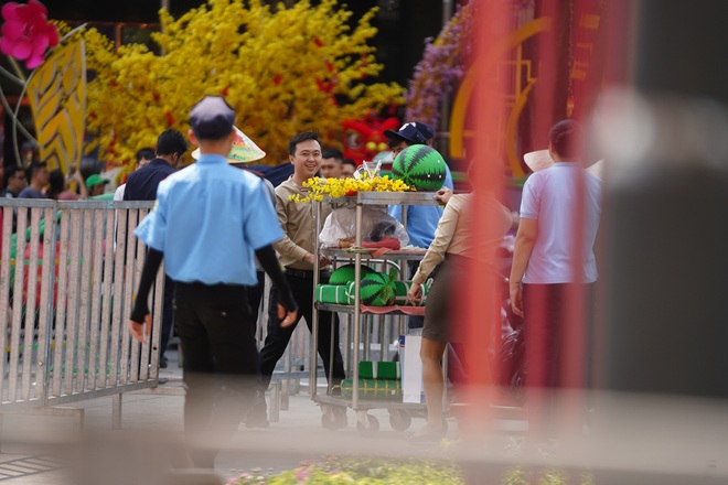 Mãn nhãn ngắm đường hoa Nguyễn Huệ trước giờ G - 5 Mãn nhãn ngắm đường hoa Nguyễn Huệ trước giờ G - 5