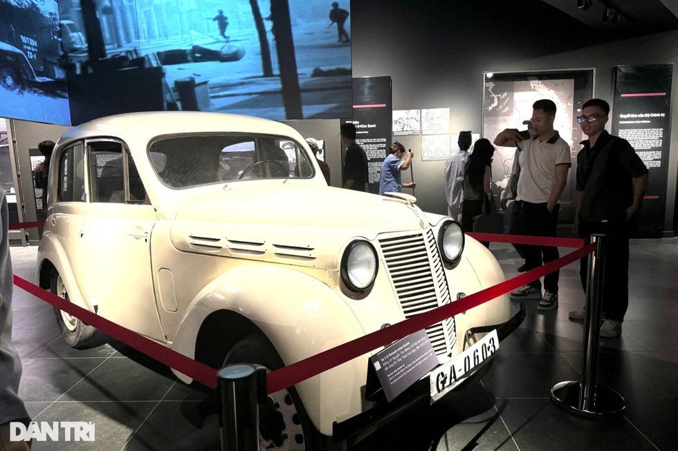 Bảo tàng Lịch sử Quân sự Việt Nam chăng dây ngăn khách trèo, ôm hiện vật - 4