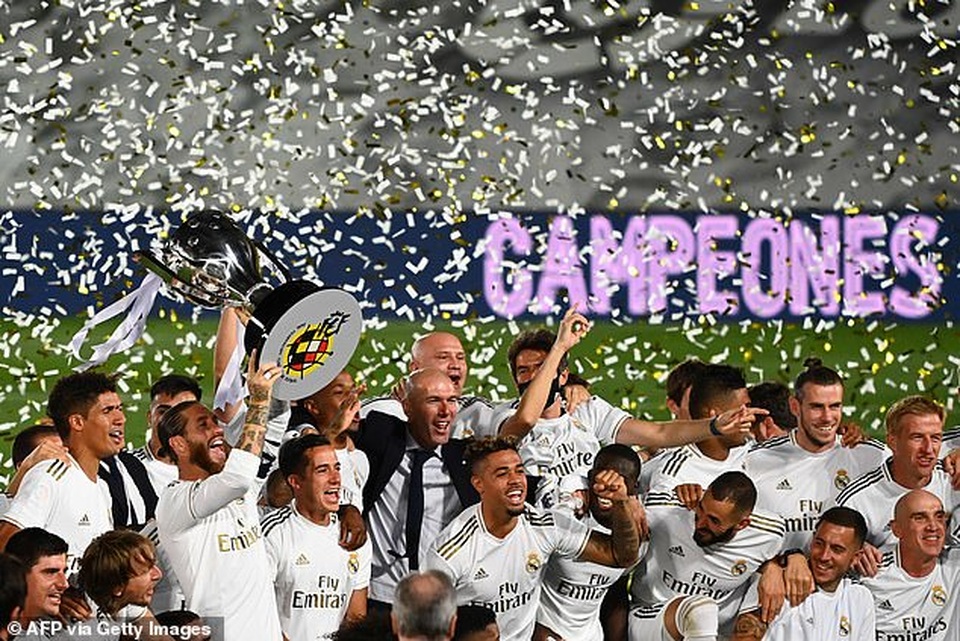 Benzema lập cú đúp, Real Madrid vô địch La Liga lần thứ 34 - 8 Benzema lập cú đúp, Real Madrid vô địch La Liga lần thứ 34 - 8