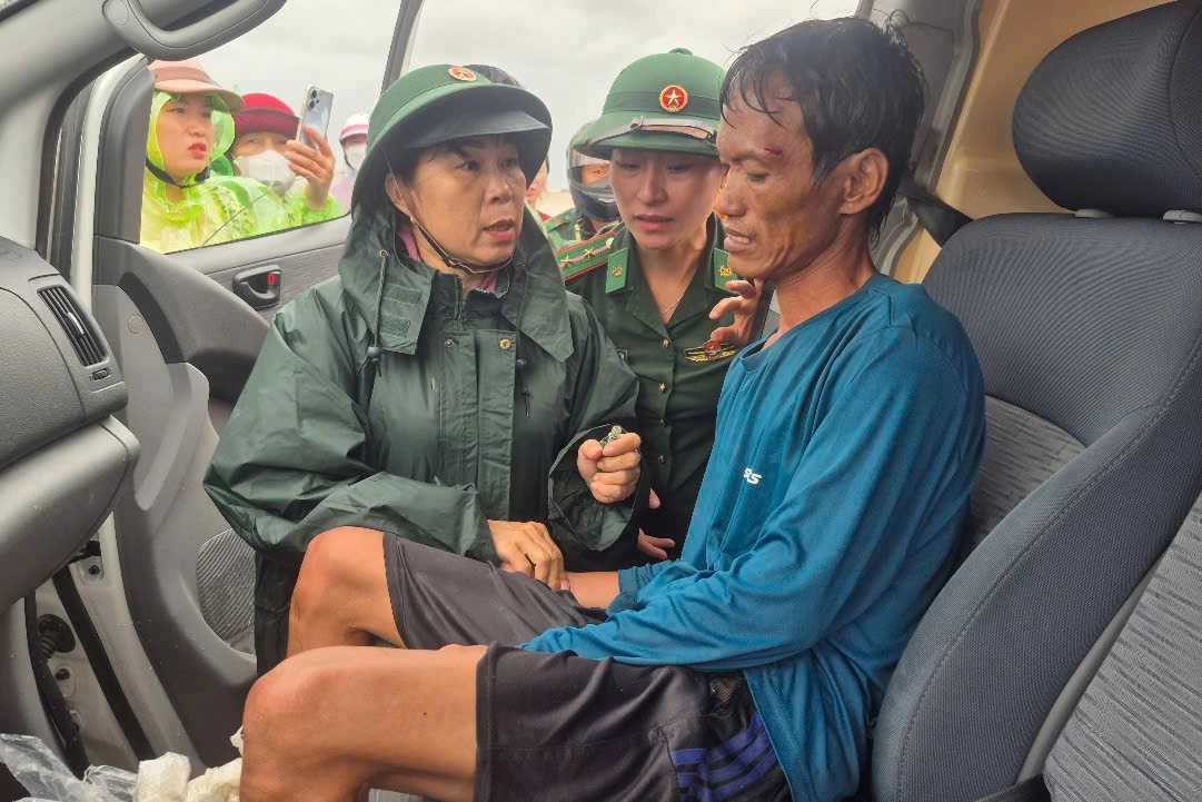 Người hùng vượt sóng dữ, cứu 7 ngư dân gặp nạn trên biển - 1