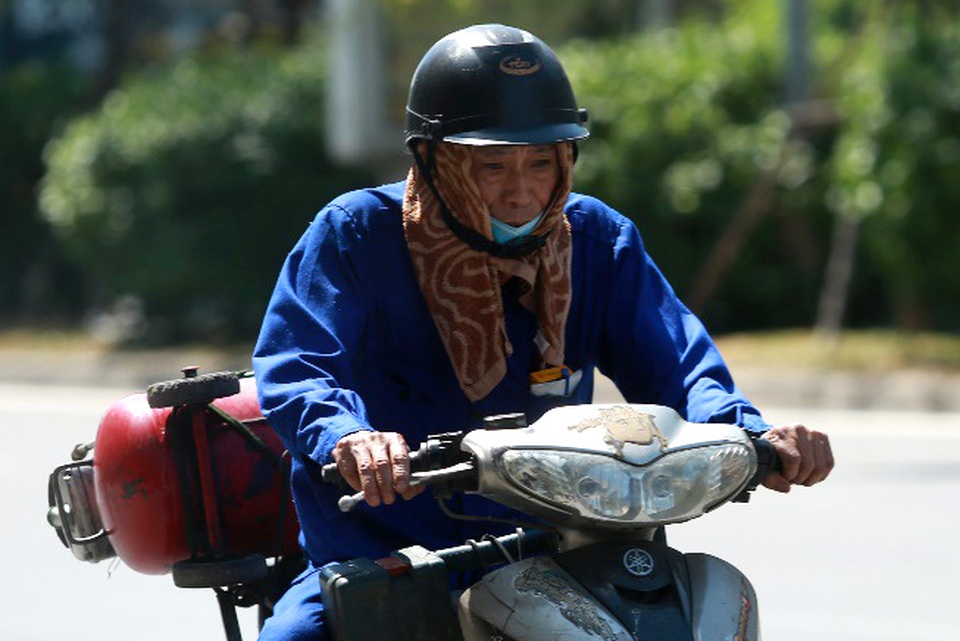 Hà Nội nắng như chảo lửa, lái xe ngụy trang cành lá lên người để giải nhiệt - 4 Hà Nội nắng như chảo lửa, lái xe ngụy trang cành lá lên người để giải nhiệt - 4