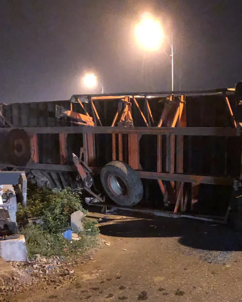 tau-tong-container3.jpeg tàu hỏa tông đứt đôi container