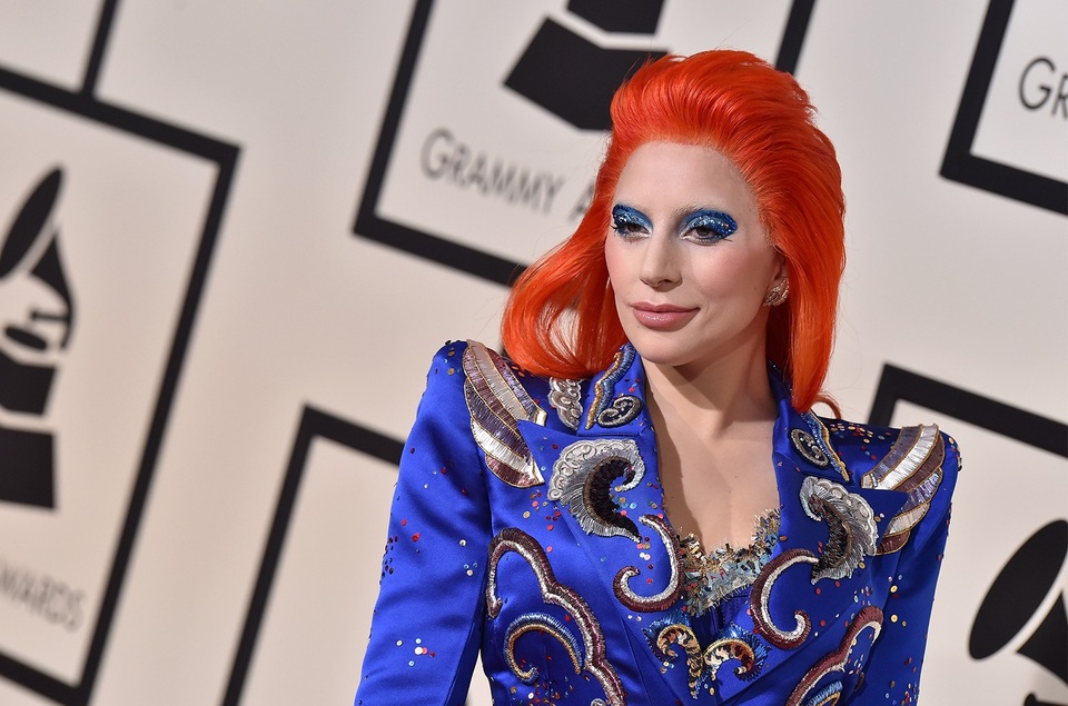 Lady Gaga tái xuất thanh lịch và khoe màu tóc mới - 9 Lady Gaga tái xuất thanh lịch và khoe màu tóc mới - 9