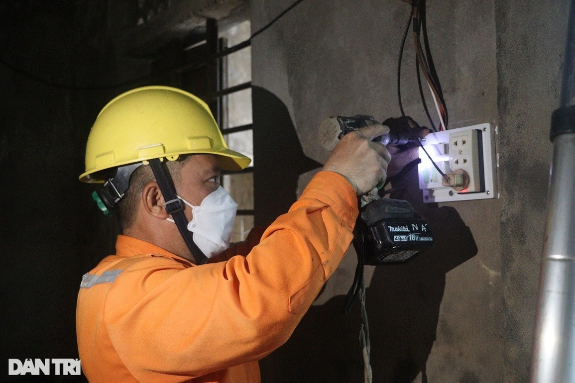 Hộ nghèo, chính sách vui mừng được sửa chữa hệ thống điện, an toàn đón Tết - 1 Hộ nghèo, chính sách vui mừng được sửa chữa hệ thống điện, an toàn đón Tết - 1