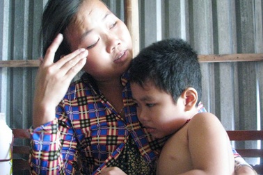 Nhói lòng trước cảnh run bần bật của bé 6 tuổi bị động kinh