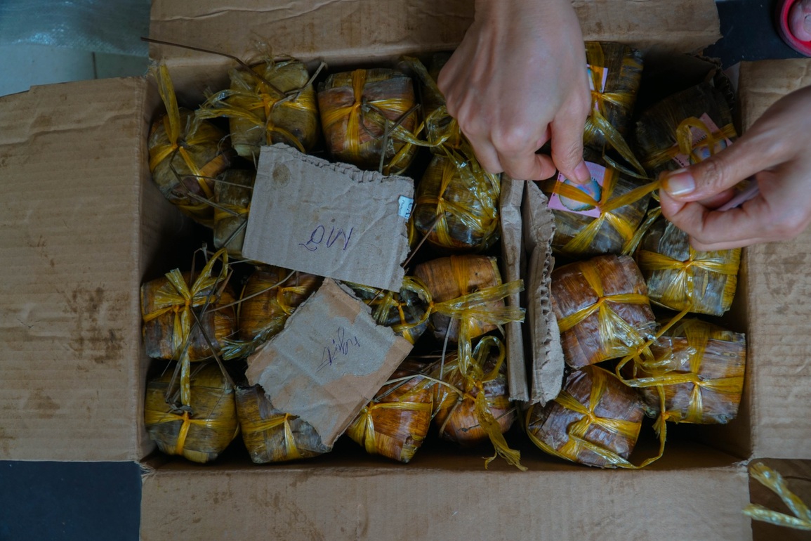 Thu nhập 30 triệu đồng bỗng mất sạch, thợ may đi bán bánh tét mưu sinh - 5 Thu nhập 30 triệu đồng bỗng mất sạch, thợ may đi bán bánh tét mưu sinh - 5