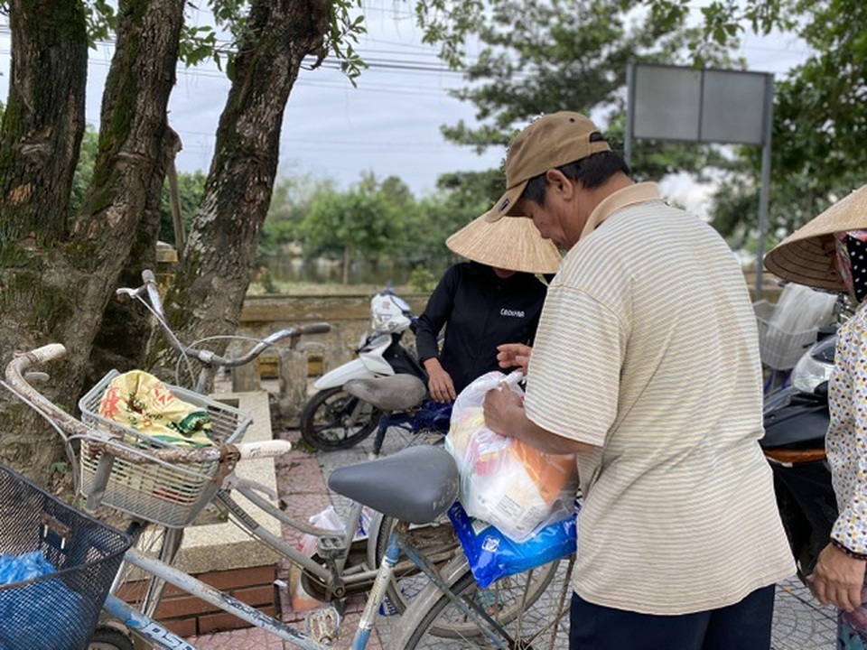 Nghĩa tình của bạn đọc Dân trí đến với người dân rốn lũ - 9 Nghĩa tình của bạn đọc Dân trí đến với người dân rốn lũ - 9