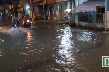 Triều cường đạt đỉnh, dân Sài Gòn vật lộn trong biển nước