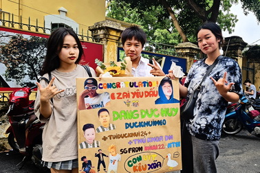 Nam sinh được bạn bè cổ vũ như thần tượng khi hoàn thành kỳ thi THPT