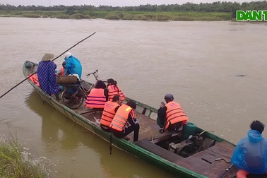 Nước lũ dâng cao, học sinh chòng chành trên đò đến trường