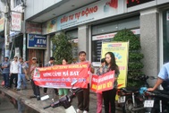 Khách hàng kéo đến chi nhánh ngân hàng Agribank đòi tiền