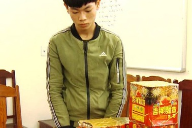 Mua pháo qua facebook, thuê taxi đưa về quê