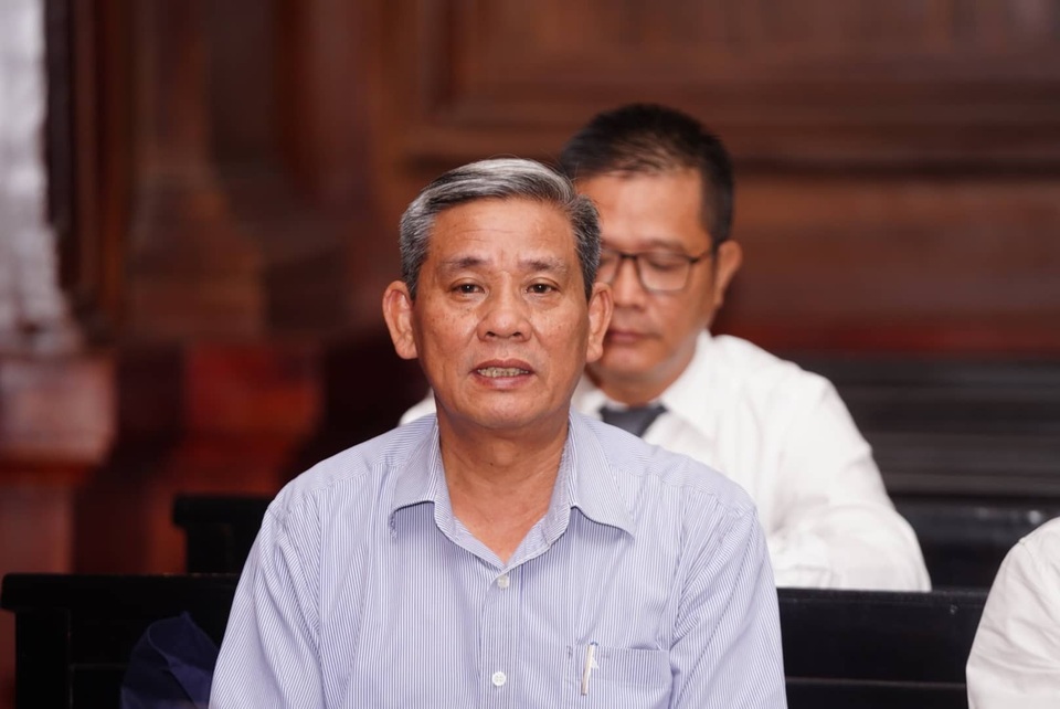 Nguyên Phó Chủ tịch TPHCM Nguyễn Hữu Tín đến tòa trong dáng vẻ gầy gò - 6 Nguyên Phó Chủ tịch TPHCM Nguyễn Hữu Tín đến tòa trong dáng vẻ gầy gò - 6