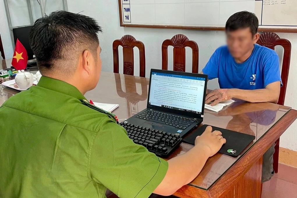 Mang xăng đến đốt tiệm spa của người tình cũ rồi bỏ đi ăn nhậu - 1