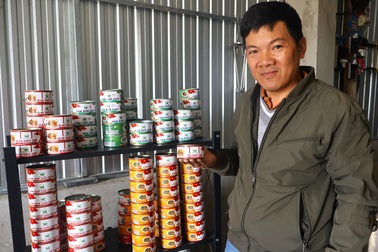 Đưa gà tre vào hộp, người đàn ông muốn đưa đặc sản quê hương đi khắp nơi