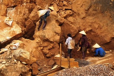 Thót tim cảnh lao động tại các khu mỏ ở miền Tây xứ Nghệ