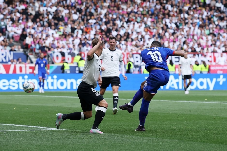 Mbappe đi vào lịch sử tuyển Pháp, phá kỷ lục của huyền thoại Thierry Henry - 1