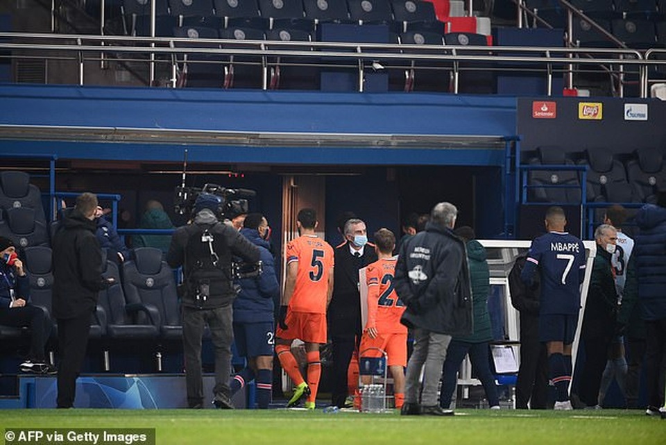 Vì sao trận PSG với Basaksehir bị hủy bỏ sau 16 phút thi đấu? - 4 Vì sao trận PSG với Basaksehir bị hủy bỏ sau 16 phút thi đấu? - 4